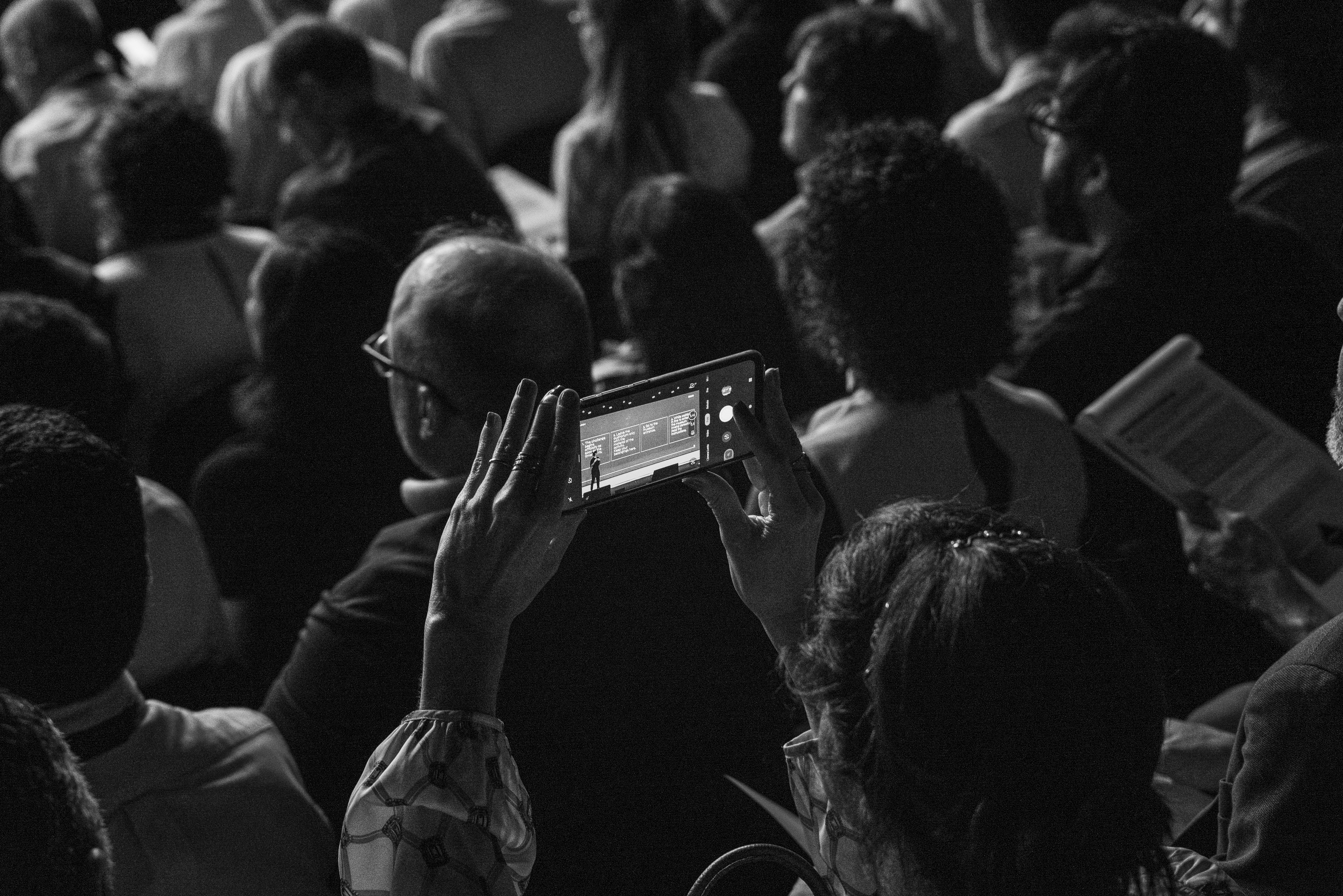 CEOs, VPs e diretores debatendo a aplicação prática do modelo de liderança nos desafios corporativos cotidianos
