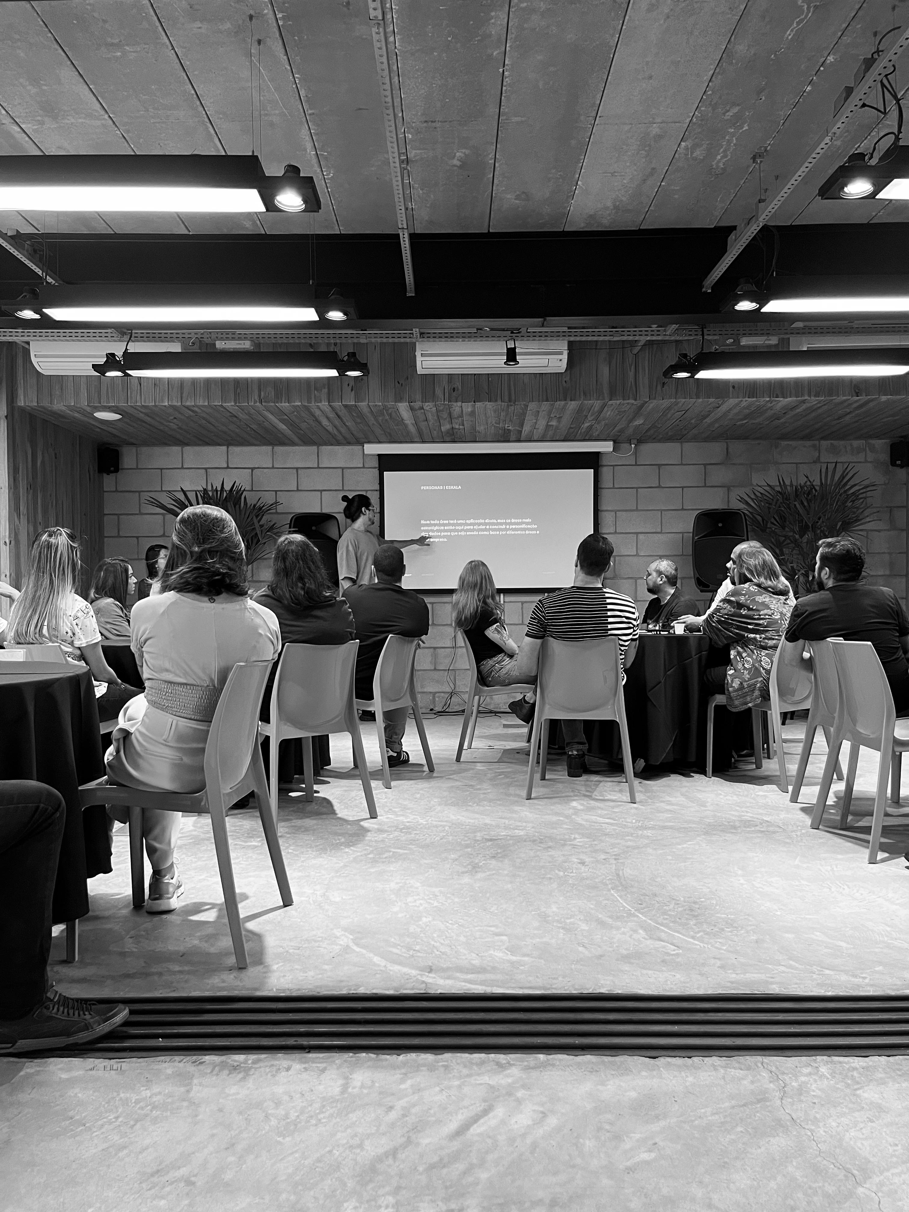 Facilitador da IN.SIGHT orientando grupo de trabalho na sintetização dos atributos centrais da persona