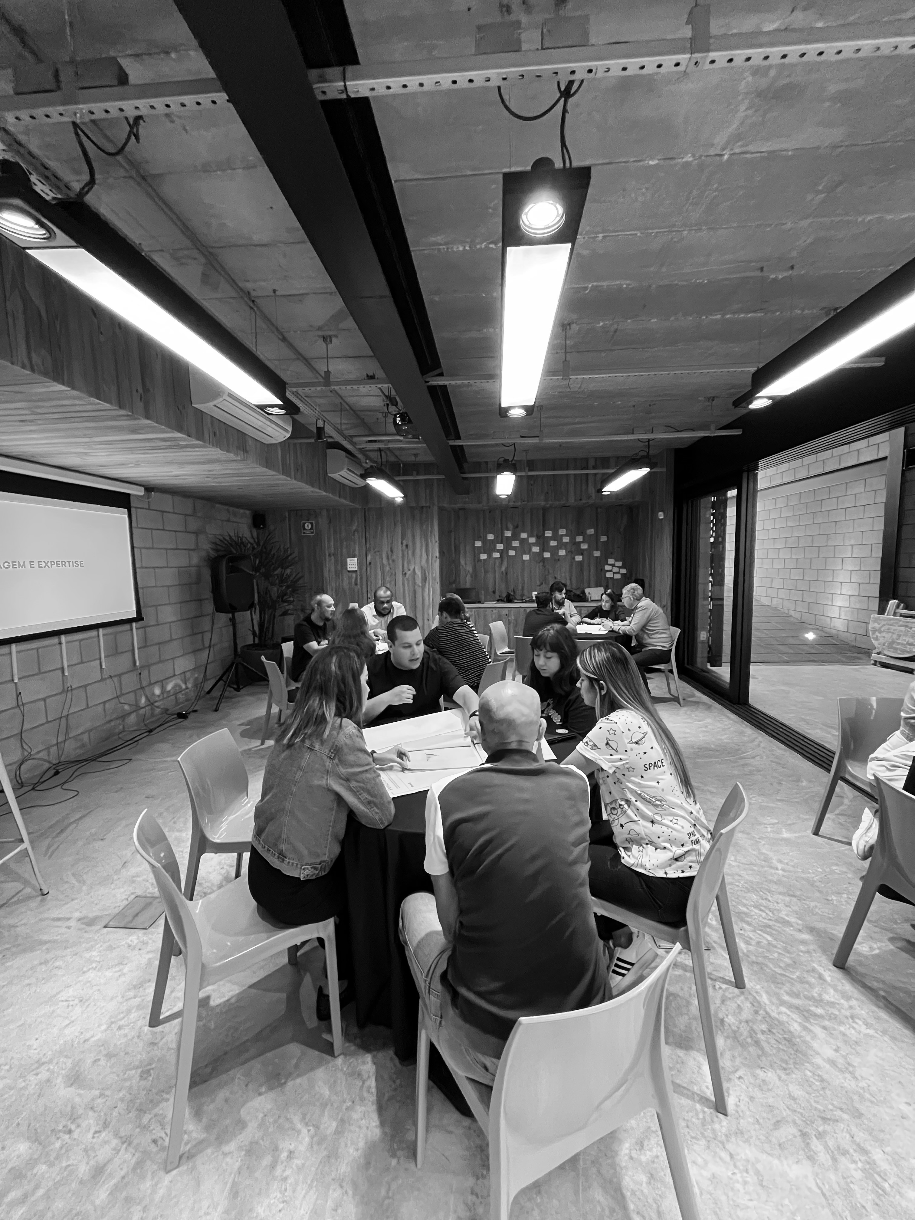 Apresentação e validação coletiva das personas consolidadas para orientação estratégica de produtos e vendas