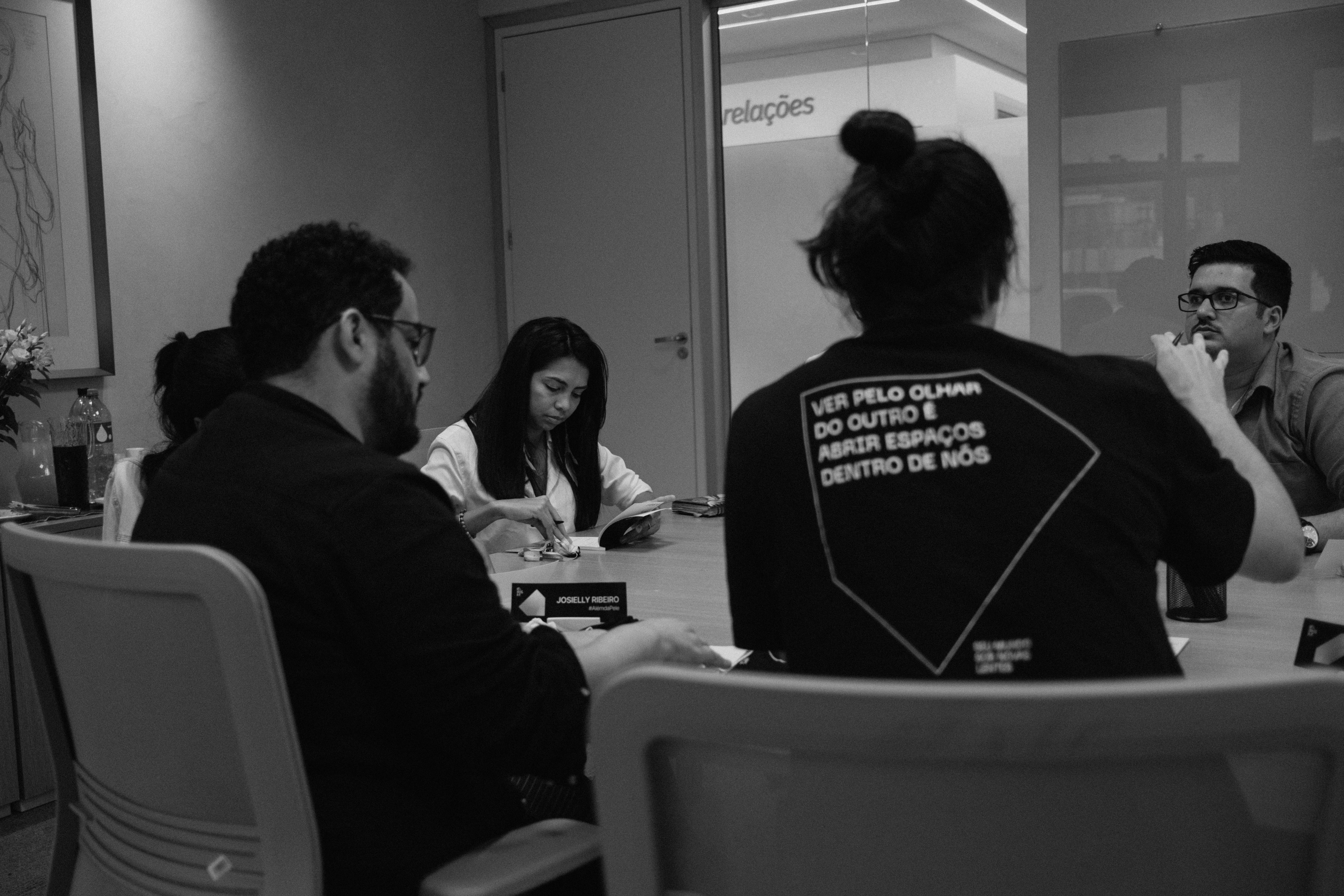 Subgrupos trabalhando na definição de papéis, responsabilidades e rituais de alinhamento com a diretoria