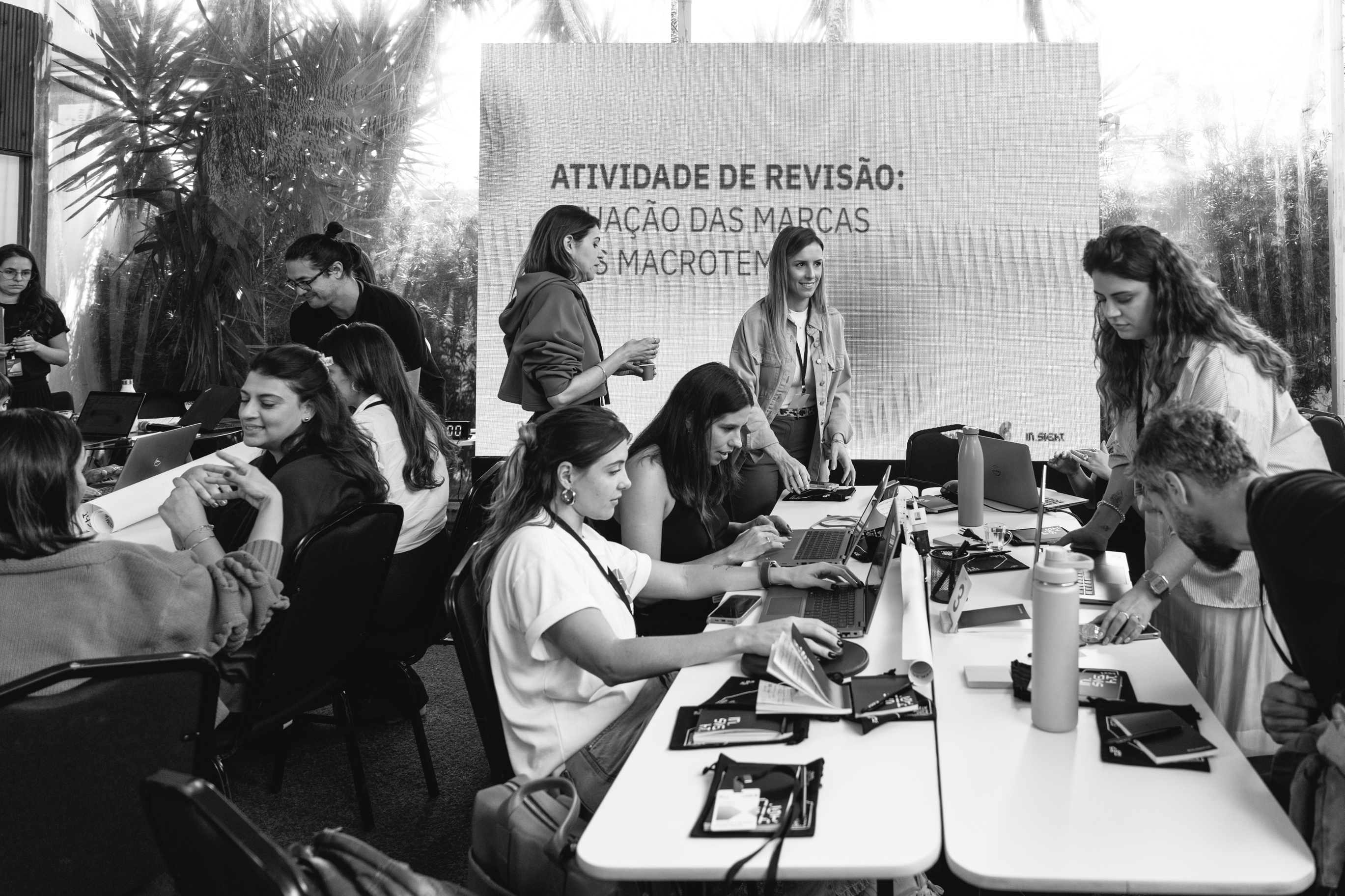 Mesa de trabalho com executivos alinhando prioridades de investimento e posicionamento de mercado