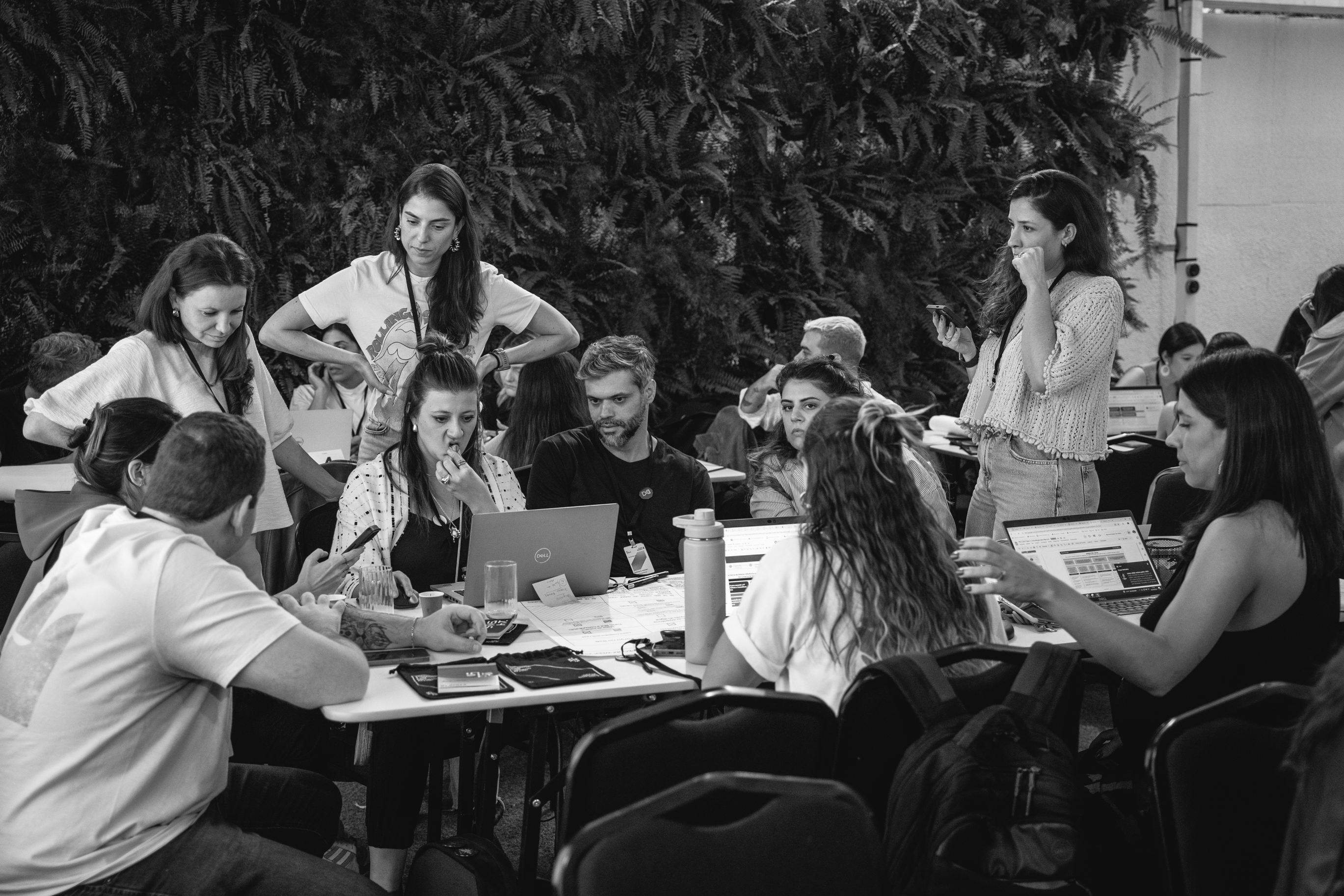 Facilitadores da IN.SIGHT conduzindo momentos de síntese e alinhamento em plenária com os gestores